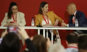 La candidata a la alcaldía de Madrid, Reyes Maroto (c); Elisa Garrido (i), de Calahorra, y Antonio Hurtado (d), de Córdoba, asisten a la apertura de la Convención Municipal del PSOE celebrada este fin de semana en Valencia