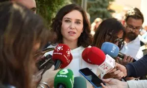 La presidenta de la Comunidad de Madrid, Isabel Díaz Ayuso, ofrece declaraciones a los medios durante su visita la localidad de Ciempozuelos, a 17 de abril de 2023.