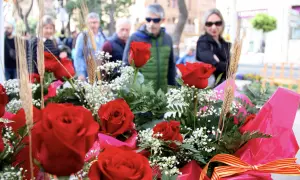 18-4-2023 Unes roses vermelles en una parada de la Rambla Nova de Tarragona el dia de Sant Jordi