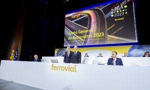 El consejero delegado de Ferrovial, Ignacio Madridejos (i) y el presidente de la constructora, Rafael del Pino (d), antes del inicio de la junta de accionistas de Ferrovial, en la que se votó el traslado de la sede social a Países Bajos. — Alberto Ortega