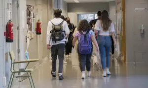 Imagen de archivo de un grupo de estudiantes en un centro educativo de Girona.