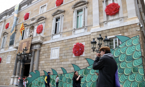 19-4-2023 El Palau de la Generalitat decorat amb motiu de la diada de Sant Jordi