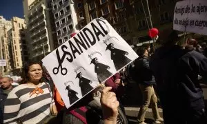 Varias personas marchan en la manifestación convocada por entidades sociales, profesionales de la sanidad y organizaciones sindicales por la defensa del sistema sanitario público madrileño, a 26 de marzo de 2023, en Madrid (España).