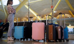 Una mujer con maletas en la terminal T4 del aeropuerto de Adolfo Suárez-Madrid Barajas, a 5 de abril de 2023, en Madrid.