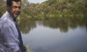 El presidente de la Junta de Andalucía, Juanma Moreno, en el Charco del Acebrón, tras la reunión de Consejo de Gobierno, En el Parque Nacional de Doñana, Huelva (Andalucía, España) a 15 de octubre de 2019.