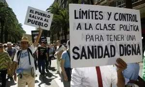 Detalles de la manifestación en defensa de una sanidad pública, a 25 de marzo de 2023 en Málaga, (Andalucía, España).