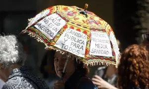 Detalles de la manifestación en defensa de una sanidad pública, a 25 de marzo de 2023 en Málaga, (Andalucía, España).