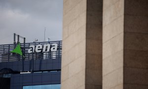 El logo de Aena, en la sede central del gestor de la red de aeropuertos, en Madrid. E.P./Alejandro Martínez Vélez