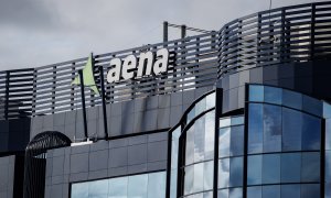 El logo de Aena, en la sede central del gestor de la red de aeropuertos, en Madrid. E.P./Alejandro Martínez Vélez