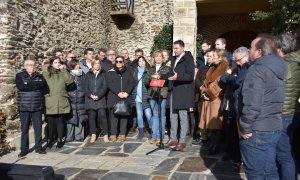 Juan Lobato, candidato del PSOE a la Comunidad de Madrid, junto a una treintena de cargos socialistas, el pasado enero en el municipio de El Atazar