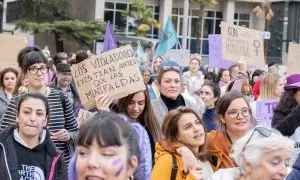 Varias mujeres protestan durante la manifestación por el Día Internacional de la Mujer, a 8 de marzo de marzo de 2023, en Lleida.