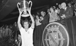 Amancio, capitán del Real Madrid, levanta la Copa del Generalísimo ante Francisco Franco en 1975.