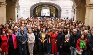 Família dels representants polítics, escriptors i editors durant el tradicional esmorzar literari al Palau de la Virreina en motiu de la diada de Sant Jordi.