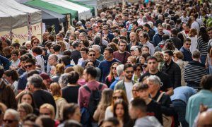 Centenars de persones passejant per la superilla literària de Passeig de Gràcia de Barcelona per Sant Jordi.