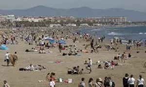 Miles de personas han acudido este domingo a las playas valencianas en un día en que las temperaturas marcarán cerca de los 30 grados en el este peninsular y lluvias en Galicia