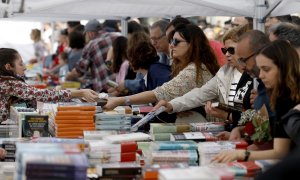 Compra de libros en Sant Jordi