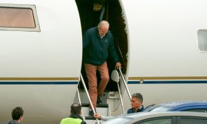 El rey emérito Juan Carlos I, desciende de un avión este domingo, en el aeropuerto de Vitoria.