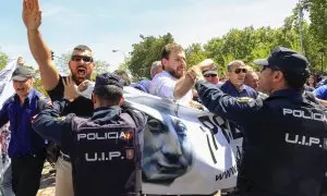 Falangistas forcejean con la Policía ante el cementerio de San Isidro, donde han sido enterrados los restos de José Antonio Primo de Rivera.