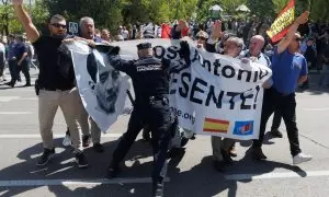 Un agente de Policía Nacional paraliza a varios simpatizantes de la Falange, en el cementerio sacramental de San Isidro, a 24 de abril de 2023, en Madrid.