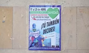 Pancarta del espacio ‘Vecinas y Vecinos de Barrios y Pueblos de Madrid' en el Centro de Salud Arroyo Medialegua, a 17 de abril de 2023, en Madrid (España).