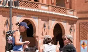 Tres mujeres toman un helado en las Ventas (Madrid), durante el primer día de alerta por una masa de aire subtropical que cruza la Península.