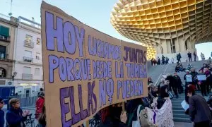 Mujeres con ropa negra en silencio en la concentración convocada en las Setas, por el movimiento asociativo de Sevilla Feministas en Red contra la violencia machista a 02 de febrero del 2023 en Sevilla