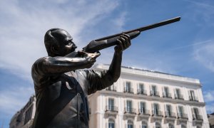 Una escultura del rey emérito con un rifle de caza sorprende en la Puerta del Sol (Madrid).