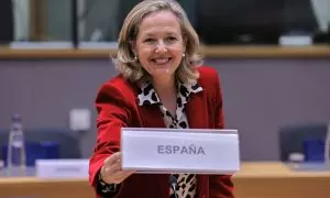 La vicepresidenta de Asuntos Económicos, nadia Calviño, sostiene la placa con el nombre de España en una reunión de los ministros de Finanzas de la Eurozona (Eurogrupo),en Bruselas. REUTERS/Yves Herman