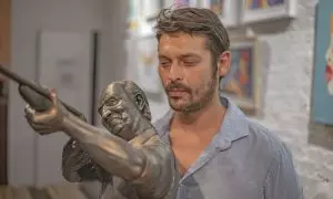 Nicolás Miranda, el artista que ha esculpido un busto de Juan Carlos I y lo ha colocado junto al Oso y el Madroño de la Puerta del Sol.