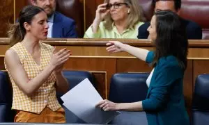 27/04/2023.- Las ministras de Igualdad, Irene Montero (i) y de Derechos Sociales y Agenda 2030, Ione Belarra (d) durante el pleno celebrado, este jueves, en el Congreso de los Diputados en Madrid. EFE/ Javier Lizón