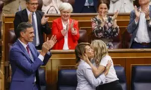 El presidente del Gobierno, Pedro Sánchez (i), junto a la ministra de Transportes, Movilidad y Agenda Urbana, Raquel Sánchez (c), y la vicepresidenta segunda y ministra de Trabajo y Economía Social, Yolanda Díaz (d), este jueves en el Congreso.