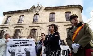 El actor Fernando Morán y la actriz Isabel Risco, caracterizados como Franco y Carmen Polo en una de las manifestaciones para pedir la devolución al pueblo de A Coruña de la Casa Cornide.