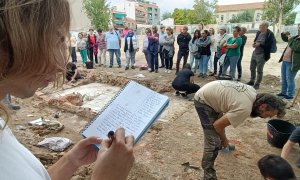 Visita de una asociación de vecinos durante la excavación de Vallecas, en Madrid