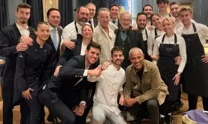 Bruce Springsteen, Barack Obama y Steven Spielberg posan junto al equipo del restaurante Amar (Barcelona).