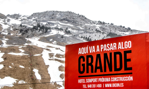 La estación de Candanchú con el cartel que anuncia la construcción de un hotel