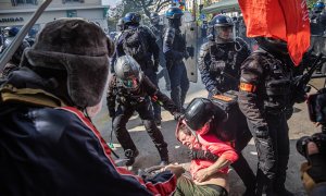 La Policía detiene a un manifestante en París durante la marcha del 1 de mayo.