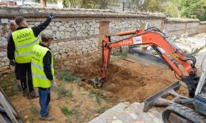 Varios empleados durante los trabajos de exhumación realizados en la fosa número cuatro del cementerio de Guadalajara, a 1 de octubre de 2021.