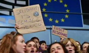 Un grupo de mujeres sostienen varias pancartas reivindicativas frente al Parlamento Europeo en el Día Internacional de la Mujer, en Bruselas, a 8 de marzo de 2019.