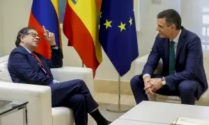 El presidente del Gobierno, Pedro Sánchez (d) durante su encuentro con el presidente de Colombia, Gustavo Petro (i) este jueves en el Palacio de la Moncloa en Madrid