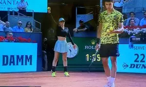 04/05/2023 - El Open de Tenis de Mutua Madrid vuelve a obligar a las recogepelotas a lucir un vestuario sexista.