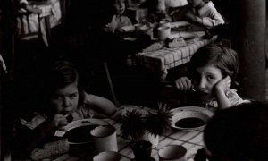 Niños en los comedores de Auxilio Social en Bilbao, en 1938.