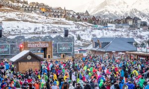 Una multitud de gente en la discoteca Marchica.