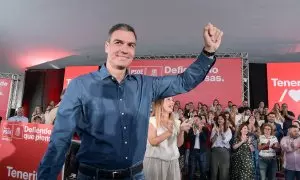 El presidente del Gobierno, Pedro Sánchez, saluda a su llegada a un acto de precampaña del PSOE, en Tenerife Espacio de las Artes, a 7 de mayo de 2023, en Santa Cruz de Tenerife