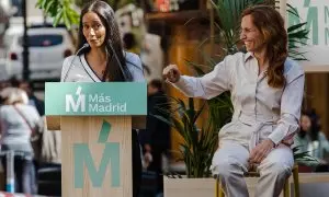 Tesh Sidi junto a la portavoz de Más Madrid en la Asamblea, Mónica García, durante un acto del partido en la Plaza de Chueca, a 15 de abril de 2023