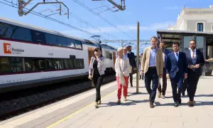 8-5-2023 El director general de Conservació i Manteniment d'Adif, Ángel Contreras, amb el president de la Generalitat, Pere Aragonès, i el conseller de l'estació de Rodalies de Gavà mentre passa un tren de Rodalies