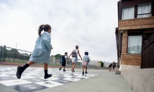 Una madre acompaña a sus hijos a la entrada del colegio Virgen de Europa durante el primer día de clase del curso 2021-22, a 6 de septiembre de 2021, en Boadilla del Monte, Madrid