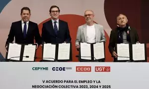 El presidente de CEPYME, Gerardo Cueva; el presidente de la CEOE, Antonio Garamendi; el secretario general de CCOO, Unai Sordo, y el secretario general de UGT, Pepe Álvarez, muestran los documentos durante la firma del V Acuerdo para el Empleo y la Negoci