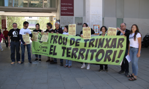 10-5-2023 Membres de la Plataforma Aturem Hard Rock subjectant una pancarta reivindicativa durant la roda de premsa per anunciar la mobilització del pròxim 18 de juny