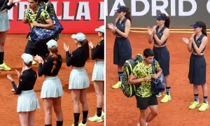 La imagen muestra el cambio del uniforme de las recogepelotas de la semifinal a la final del Open de Tenis de Madrid.