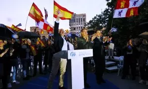 El candidato del PP a la alcaldía vallisoletana, Jesús Julio Carnero, el presidente del PP, Alberto Núñez Feijóo, y el presidente del PP de Castilla y León, Alfonso Fernández Mañueco, durante el primer mitin de campaña del Partido Popular de Castilla y Le